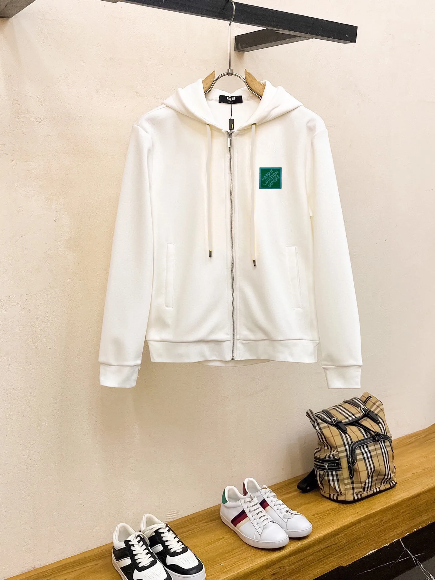 🅿️420 [LV Louis Vuitton] (Fat Man Gospel) hot-selling suit is coming. Focus on the original version of the official website. 2025 new hot-selling cardigan sweater suit. The original order is the best. 🇭🇰The meticulous work of top designers is dedicated to a fitting and perfect upper body effect. All-natural high-quality Roman cotton 100%, close-fitting comfort, noble and elegant! Original hardware embodies elegance and nobility! Counter size: M-5XL (maximum wear up to 220 pounds)